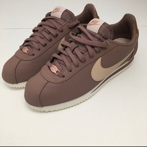 Nike Classic Cortez Leather Women sz 10 AV4618-200